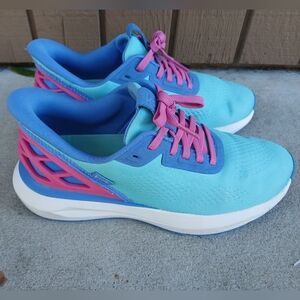 Women's Kizik Slip On Shoes Size 8.6